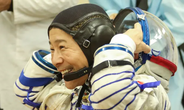 Юсаку Маэдзава незадолго до старта на космодроме Байконур в Казахстане. Фото: Пресс-служба Роскосмоса / EPA.