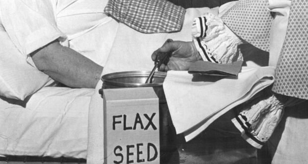 Медсестра прикладывает припарку из семян льна к пациенту в 1965 году. Фотография: Denver Post через Getty Images