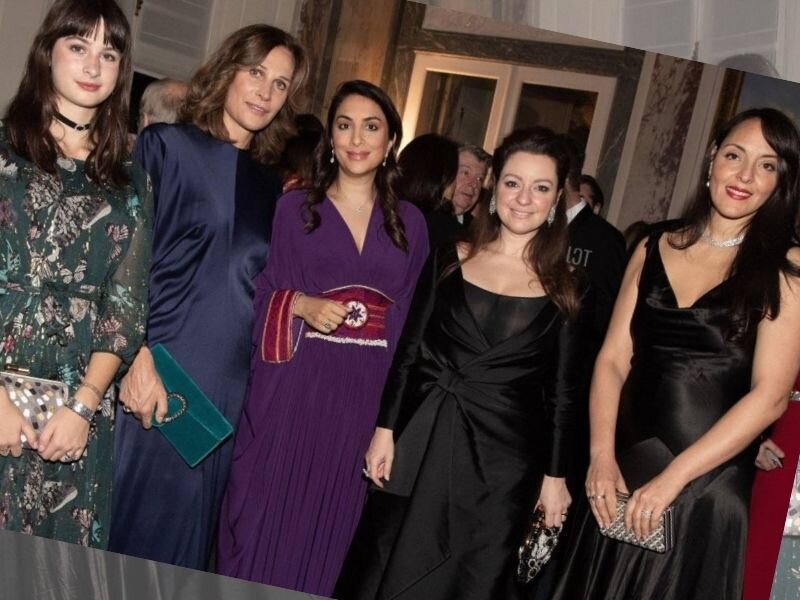 Слева-направо: принцесса Ясмин Мюрат, вышедшая замуж за принца Иоахима Мюрата (потомка Иоахима Мюрата и Каролины Бонапарт) в 2021 году; Княгиня Виктория Романовна; Принцесса Ноаль Египетская (и Афганистан); и Антонелла Рендина (жена Дона Альваро Хайме де Орлеан-Бурбон, двоюродного брата испанской королевской семьи) и ее дочь Донна Эулалия де Орлеанский-Бурбон-и-Рендина.