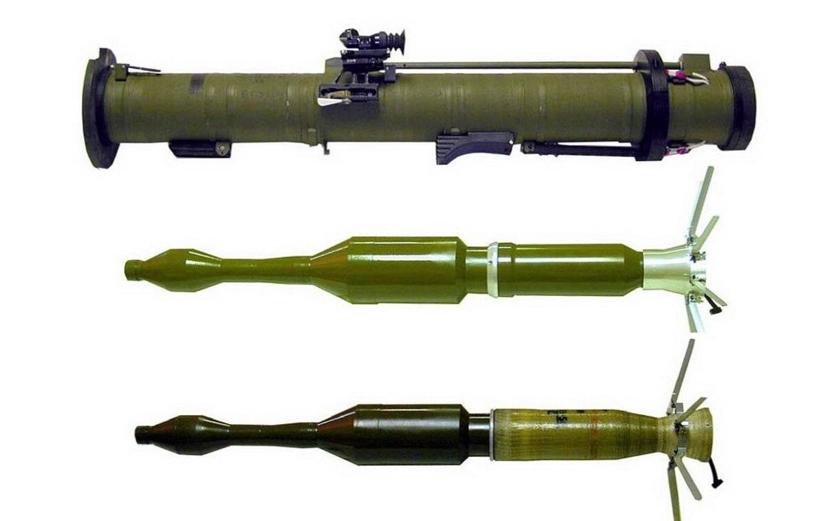 РПГ-28 и варианты реактивных гранат со стальным (сверху), пластиковым корпусом двигателя. Источник изображения, сайт alternathistory.com