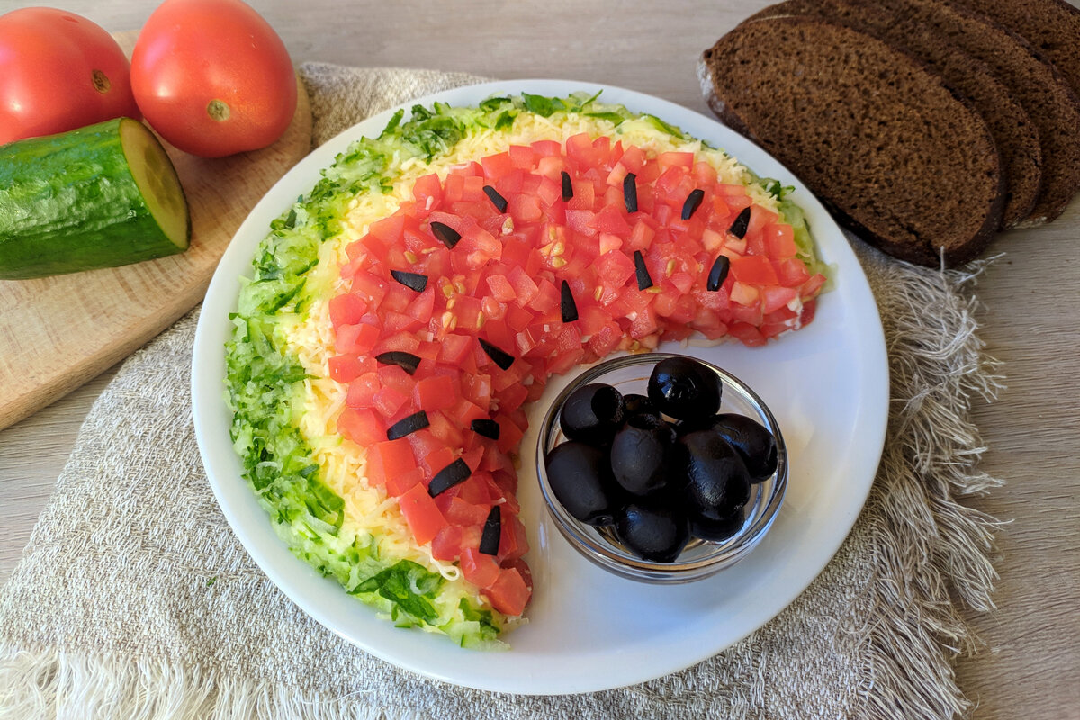 Рецепт и украшение салата с курицей и сыром «Арбузная долька» пошаговый с фото