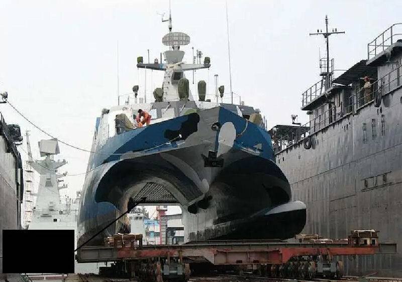 Катер в доке. Источник pbs.twimg.com/media/Eyv4fZKXEAMgMfo.jpg