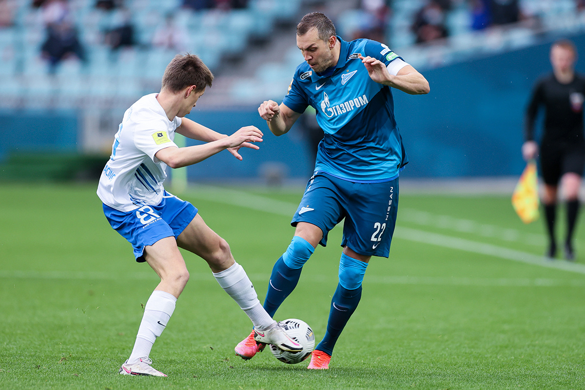 "Сочи" - "Зенит" - здесь даже ножку футболист "Сочи" ставит аккуратно, что бы не задеть старшего "брата". Терехов пороверг предположения миллионов россиян, что ФК "Сочи" фарм-клуб "Зенита". Источник фото: euro2016.soccer.ru