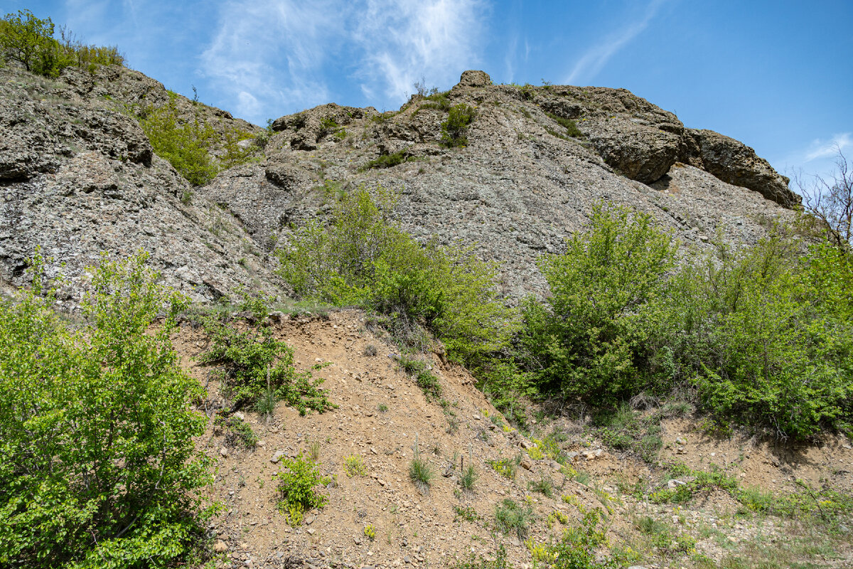 1. Скалы, вплотную примыкающие к дороге на левом борту ущелья.