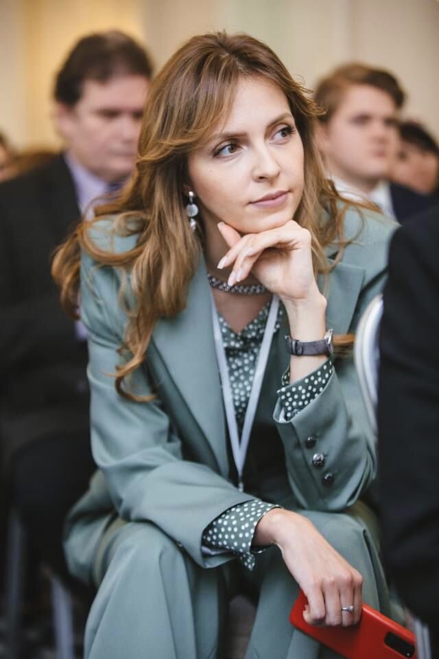 Весь интернет пестрит громким бракоразводным процессом известного предпринимателя Олега Сироты. 