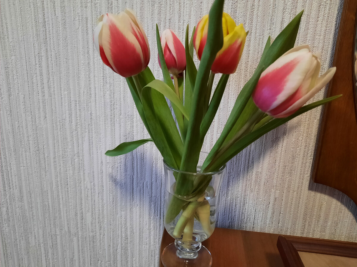 Конечно он (букет) сегодня уже немного не такой свежий, но он есть и продолжает радовать меня