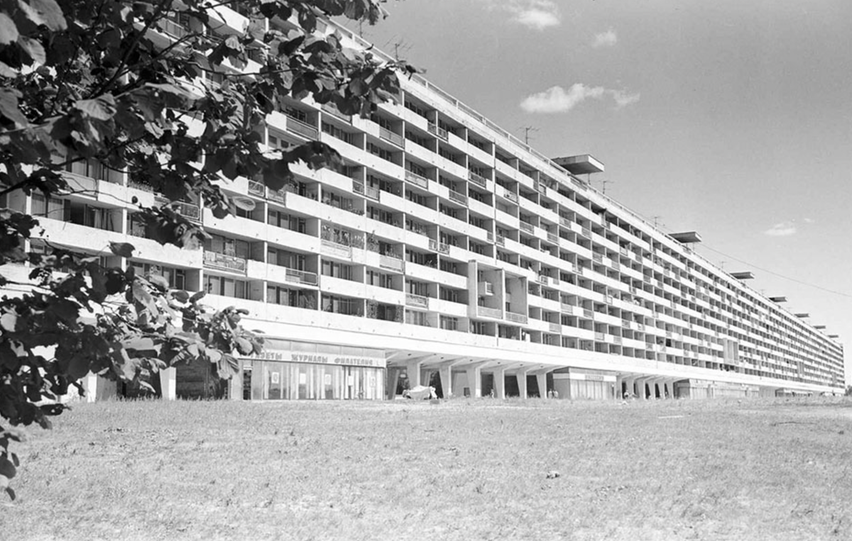 Южный фасад дома-флейты (1974-1975). Фото pastvu.com