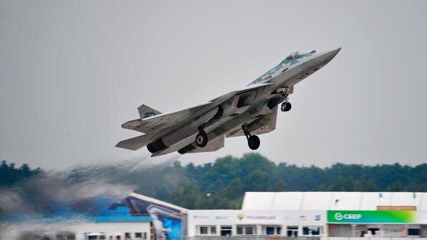 Многофункциональный истребитель пятого поколения Су-57 на репетиции летной программы открытия Международного авиационно-космического салона МАКС-2021. (с) Алексей Майшев/Sputnik