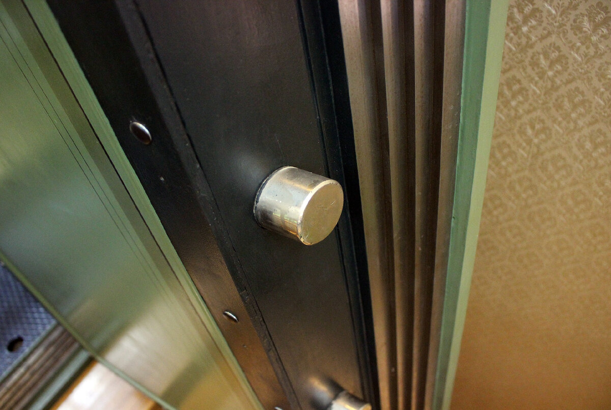 Сейфовая дверь закрывалась и лифт уезжал вверх, после чего ставился на ночь под напряжение. Вес сейфовой двери 1300 кг.