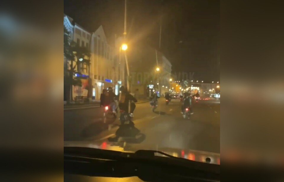     Колонна мотоциклистов проехала по Светланской. Фото: принтскрин видео, vtoryak.vdk