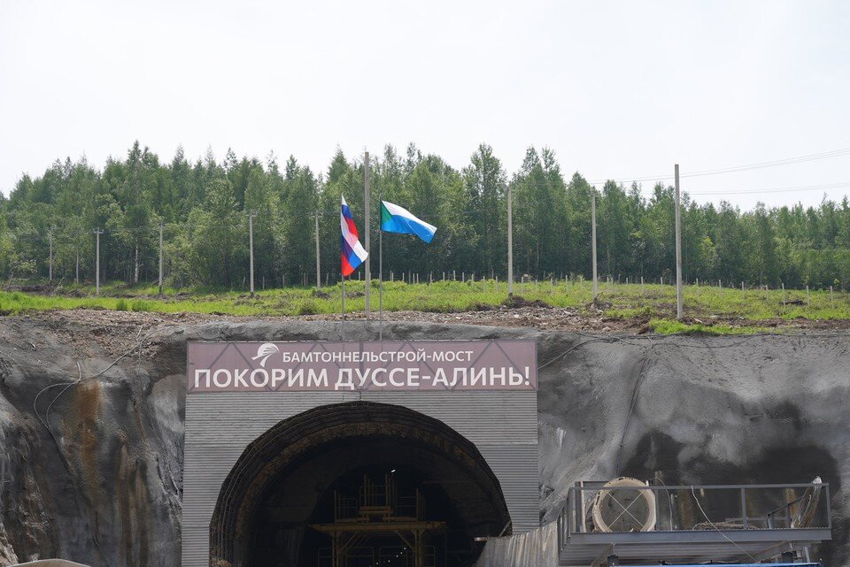     Сложность его возведения в том, что место находится в десятках километрах от цивилизации, а работать приходится в условиях вечной мерзлоты. Фото: дальневосточное полпредство