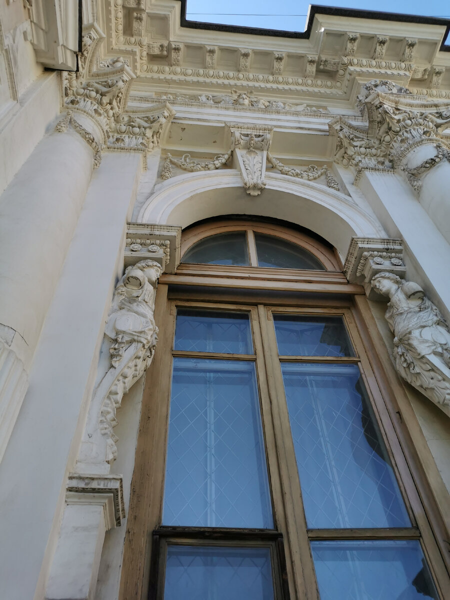 Сохранившаяся оконная рама