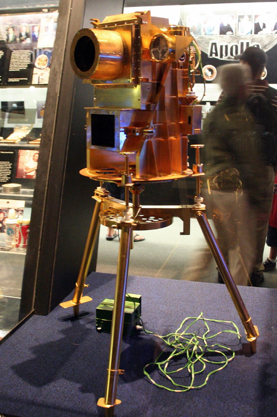 Ультрафиолетовый телескоп Миссии Аполлон 16 в музее.
Это такой же точно, а настоящий остался как бы на Луне.
Обратите внимание, площадь опор очень маленькая.
