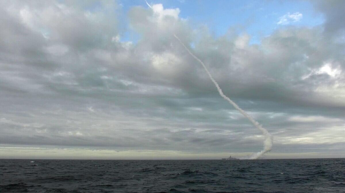    Запуск гиперзвуковой крылатой ракеты "Циркон" по морской мишенной позиции, находящейся в Белом море, с головного фрегата проекта 22350 "Адмирал Флота Советского Союза Горшков"© РИА Новости / Министерство обороны РФ