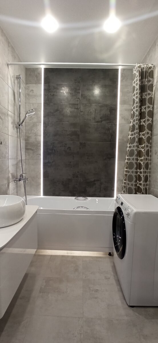 Подсветка в зоне ванны намного улучшает интерьер санузла