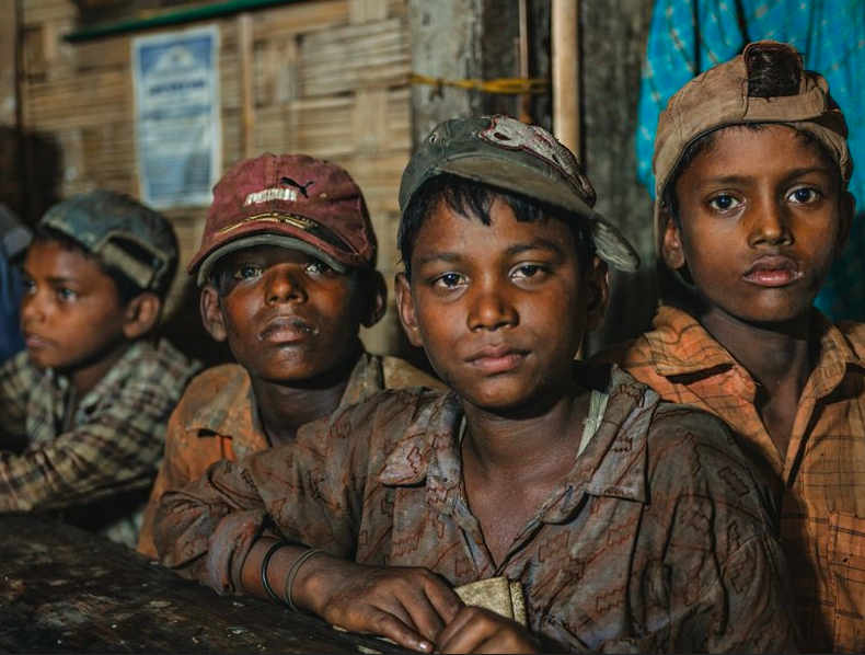 Эти ребята утверждают, что им уже есть 14 – именно с такого возраста разрешается работать на утилизации судов. Хозяева верфей отдают предпочтение молодым разборщикам – они обходятся дешевле и не подозревают о грозящей им опасности. К тому же они могут пробраться в самые труднодоступные уголки судна. Фото: Майк Хеттвер