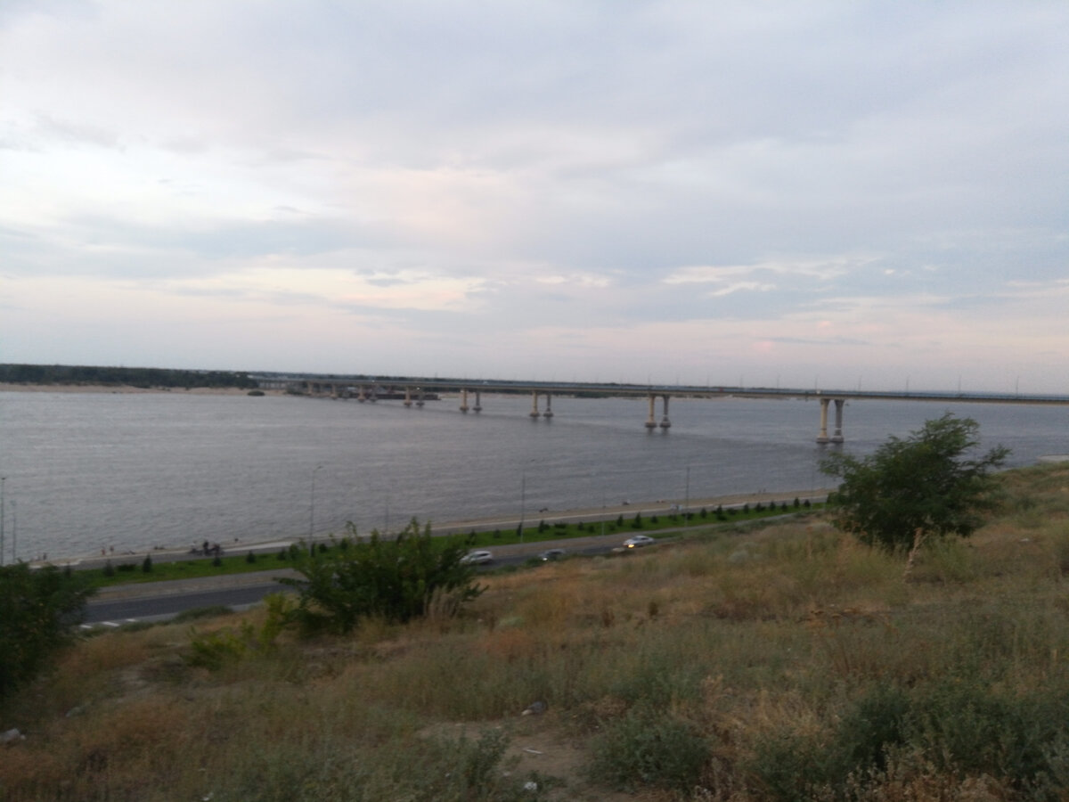 Вид на "танцующий" мост. Волгоград. Парк ЦПКиО. Фото автора.
