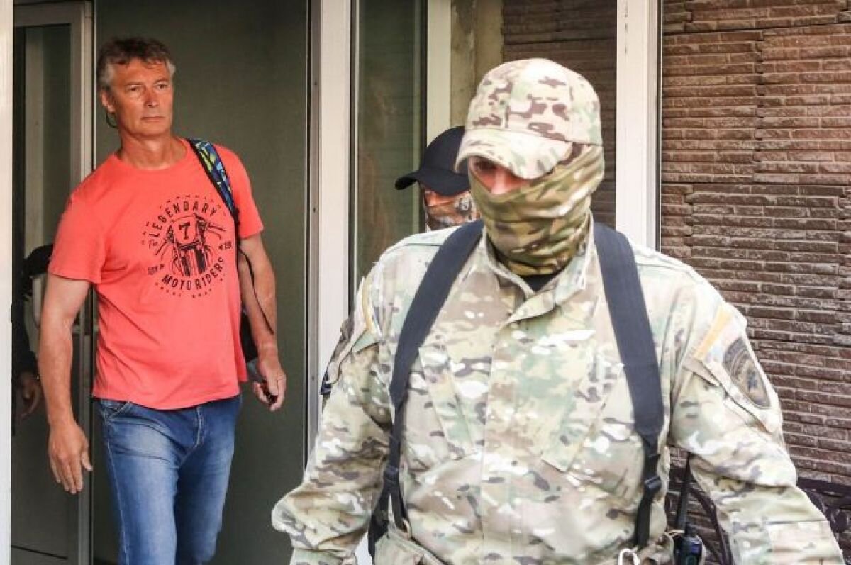    На Евгения Ройзмана надели электронный браслет