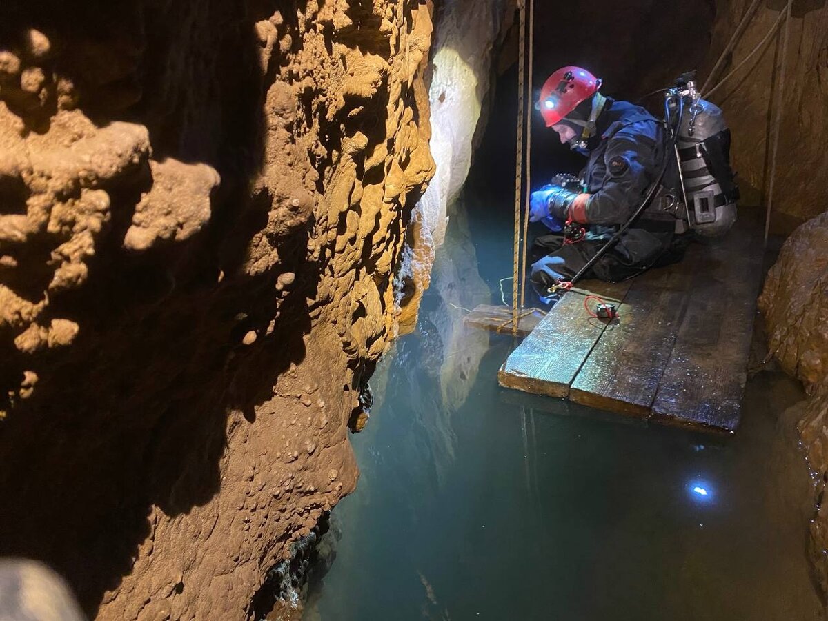 Перед погружением, фото из группы VK нашей команды "Пещерный лог"