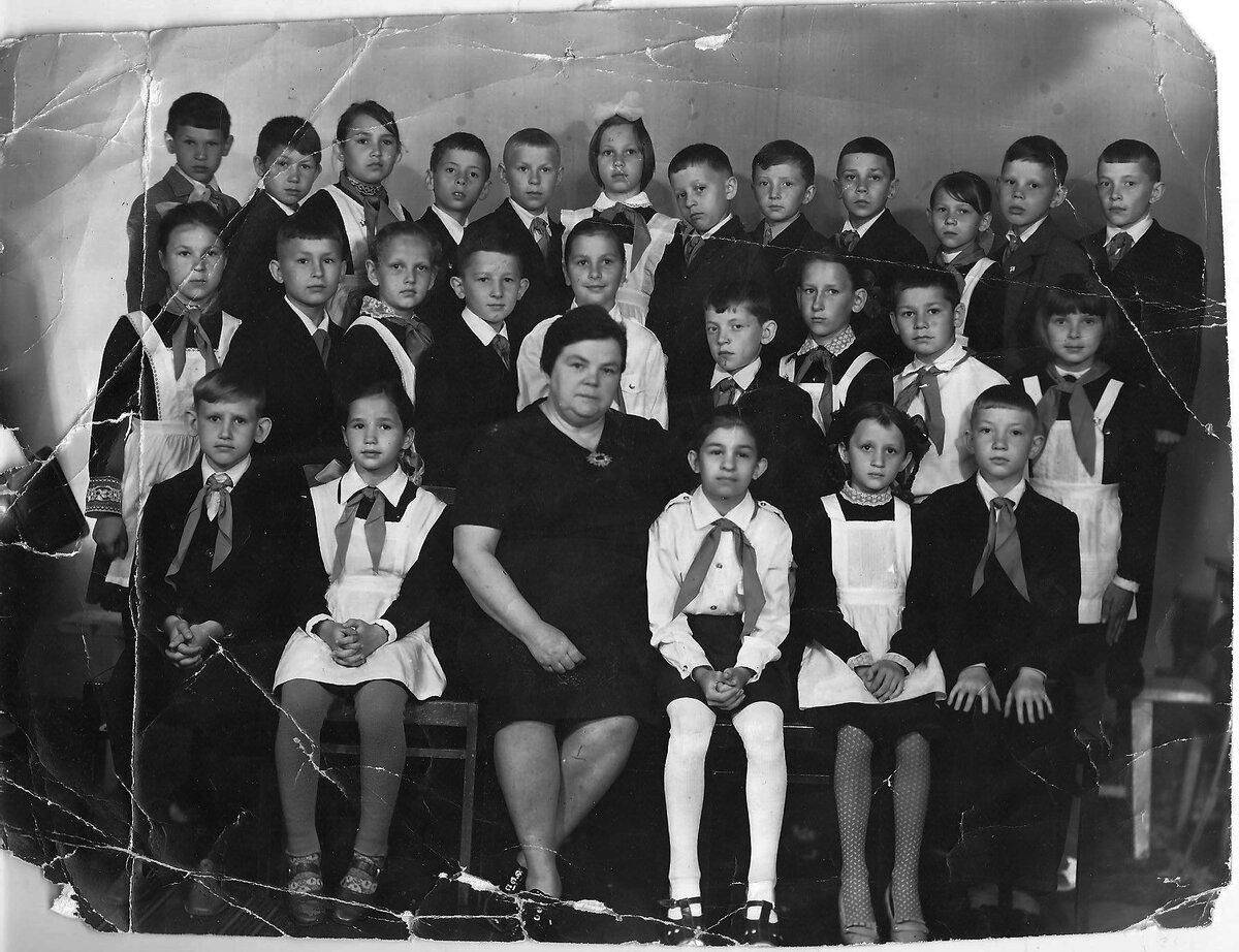 в начальных классах с первой учительницей Викторией Эрастовной Кирикеевой