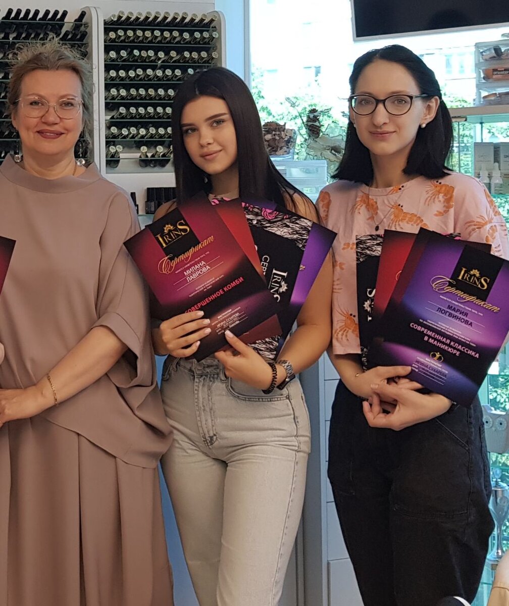 Юные ученицы базового курса маникюра