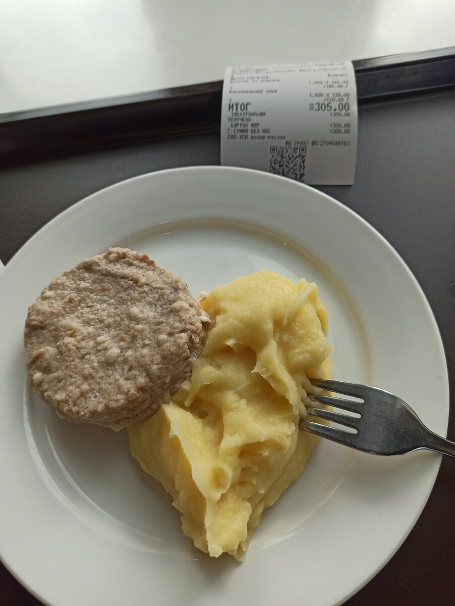 Вот эта порция стоит 305 рублей. Столовая находится на ВДНХ