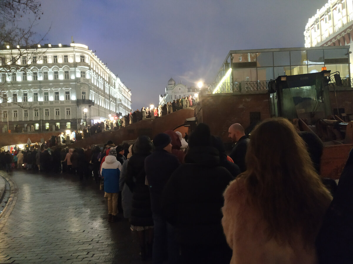 Пропускной пункт - наверху, в стеклянном здании. За нами примерно ещё 2/3 такой же очереди