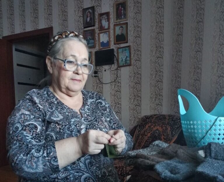    Нина Кислякова из Октябрьского района вяжет носки для участников спецоперации Кристина Просвиркина