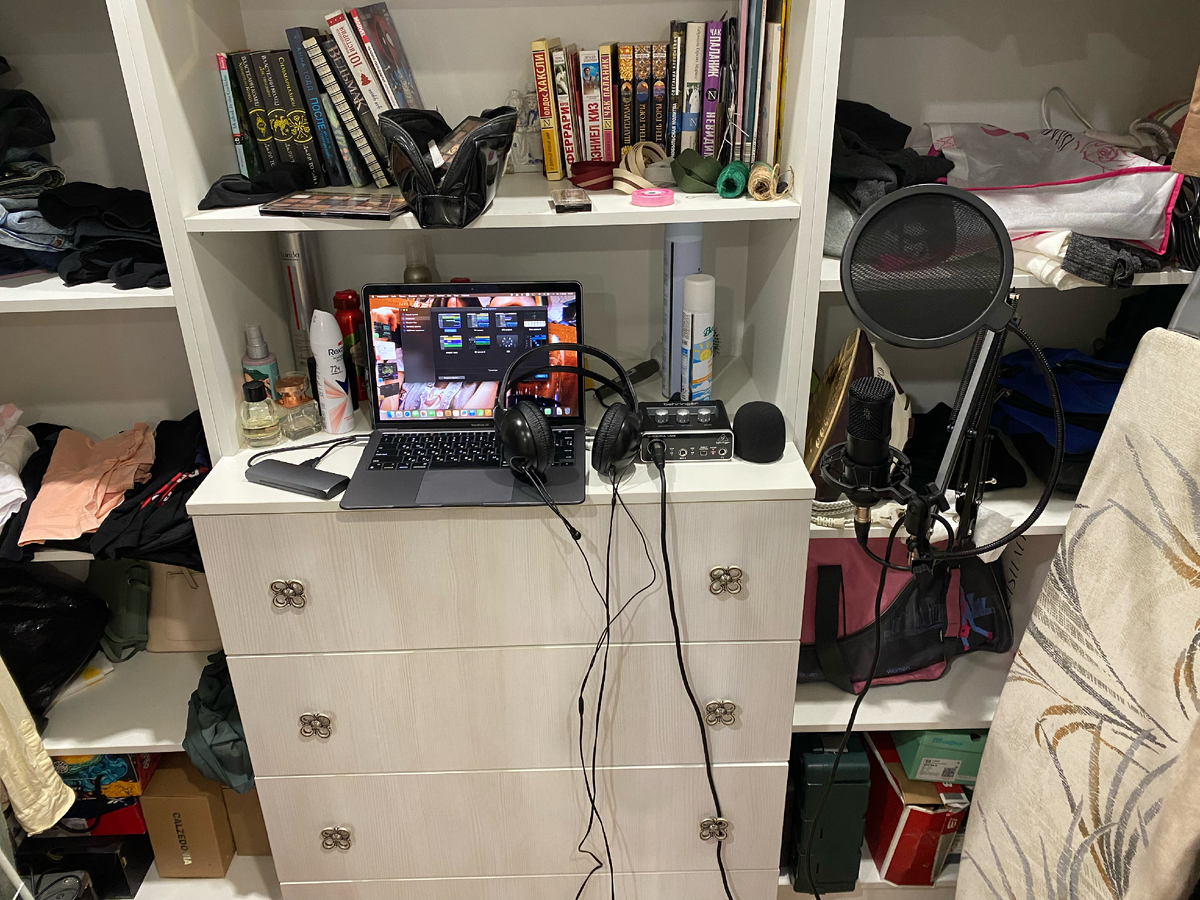 Вот он на штативе рядом с доской для глажки - вписался