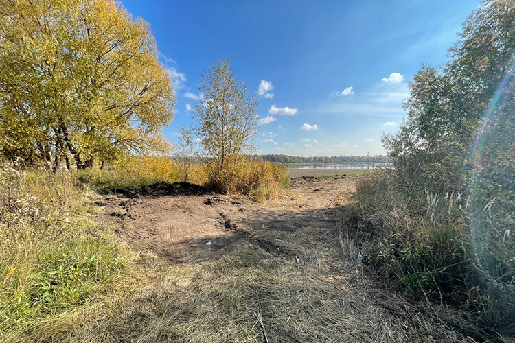    Сама территория, где проводятся работы, граничит с особо охраняемой природной территорией, т. е. формально рабочие не нарушают режим охраны, действуют на «своем» участке. Однако, чтобы добраться до этого участка, они ездят по территории ООПТ на технике и допускают нарушение Фото: Евгений Жура