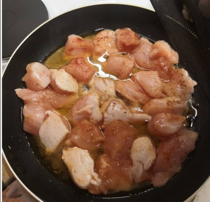 Обжариваете курицу на сковороде