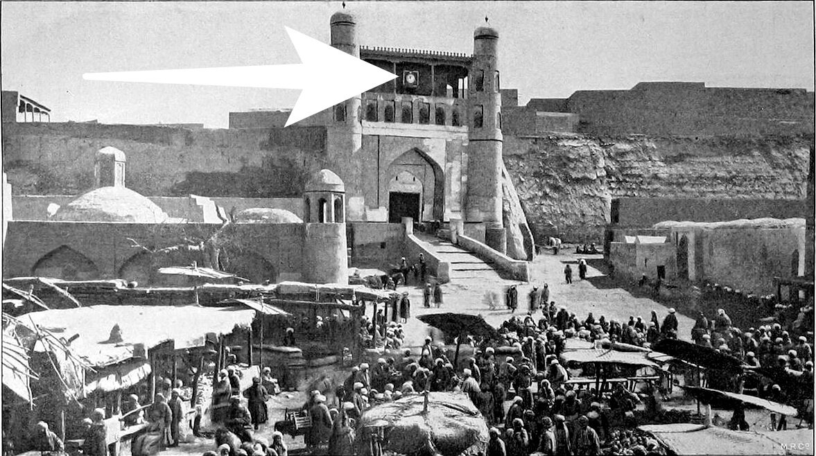 Снимок примерно 1885-87 года, опубликован неким ОрдэН. Стрелочкой указаны часы на надвратным сооружением Бухарского Арка.