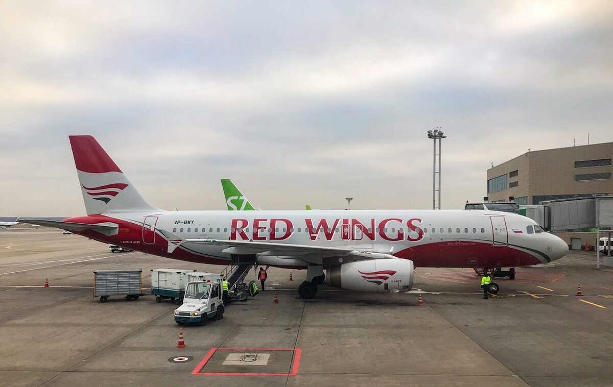 Ред вингс шри ланка. Самолеты ред Вингс Боинг. Red Wings a321 Анталья. Red Wings Жуковский. Жуковский аэропорт ред Вингс.