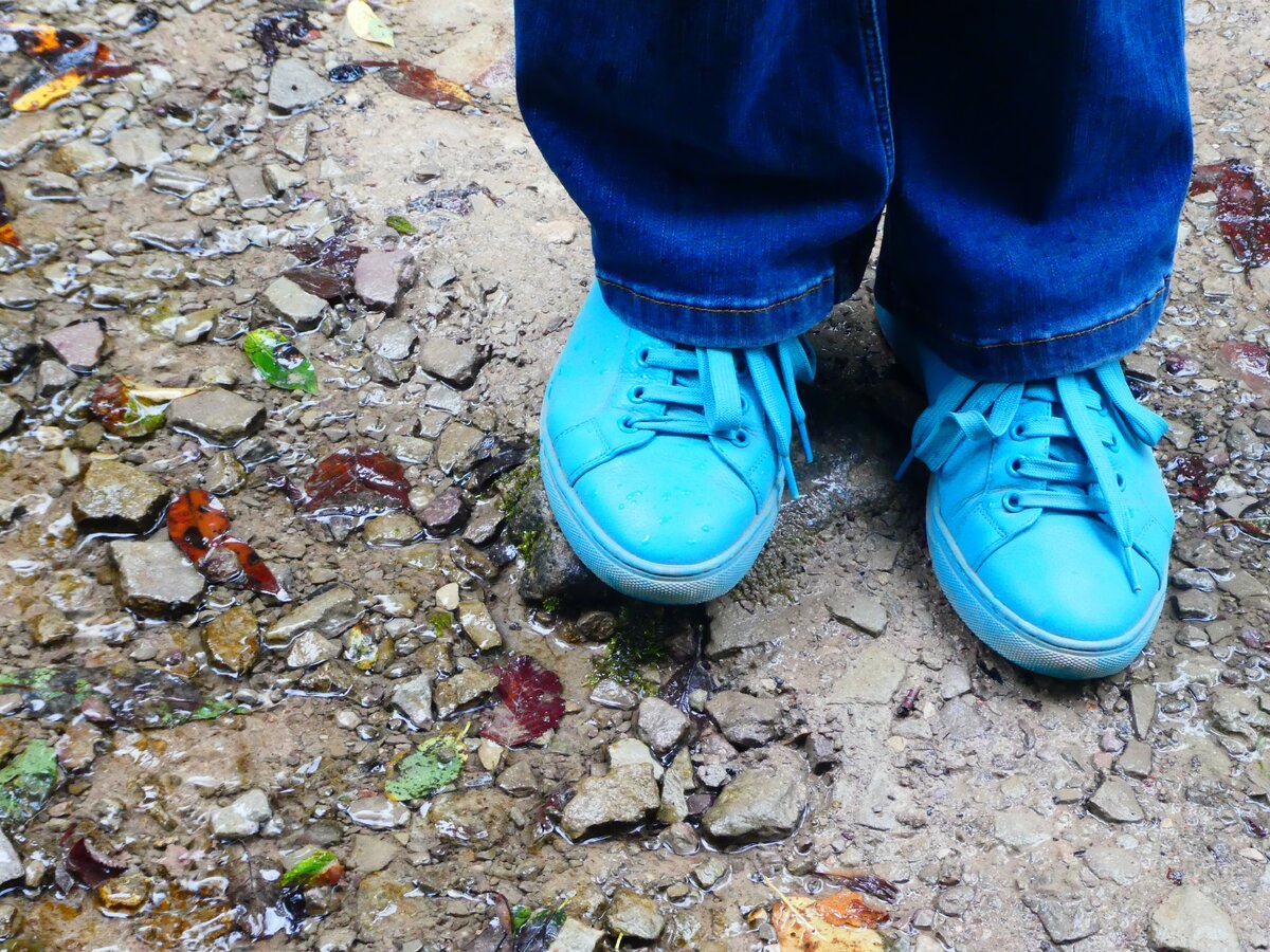 Да, я гуляю по разным городам в кедах. Правда, не в потрёпанных, а вполне в гламурно-бирюзовых из новой коллекции.:) Это делает меня туристом или путешественником? 