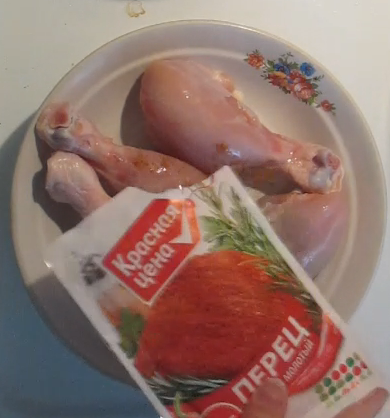 2. Посыпаем перцем чили (по вкусу).