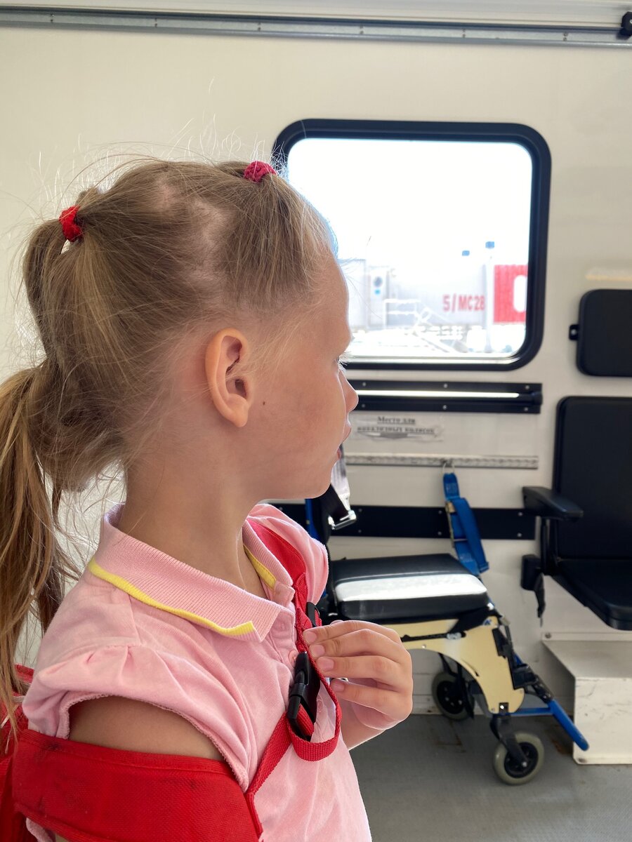 Едем на спецтранспорте из самолета