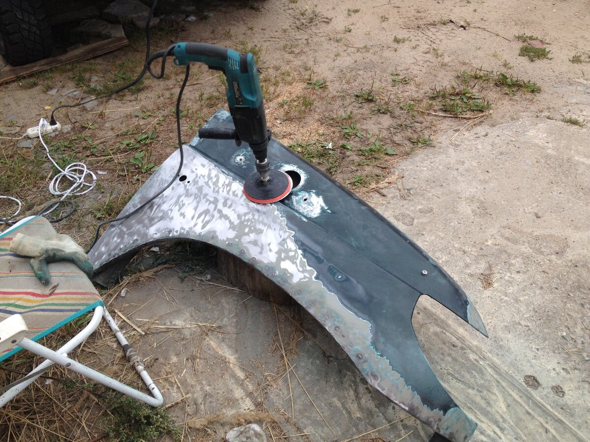 Отлично, под своим весом,  по зачистке от старой краски, работала дрель с насадкой и 100 наждачка.