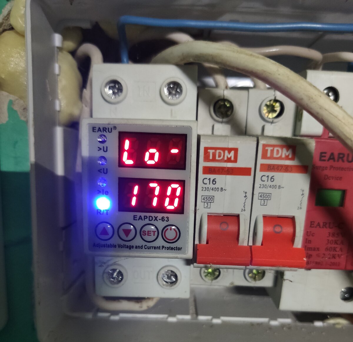 На данном этапе, выставляем минимальный порог напряжения, при котором реле отключиться. Например у меня выставлено 170 В, если будет 169 и ниже, то реле отключиться.