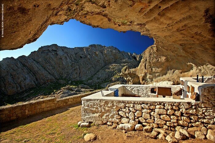 Без крыши над головой: древняя церковь, построенная в пещере на вершине горы