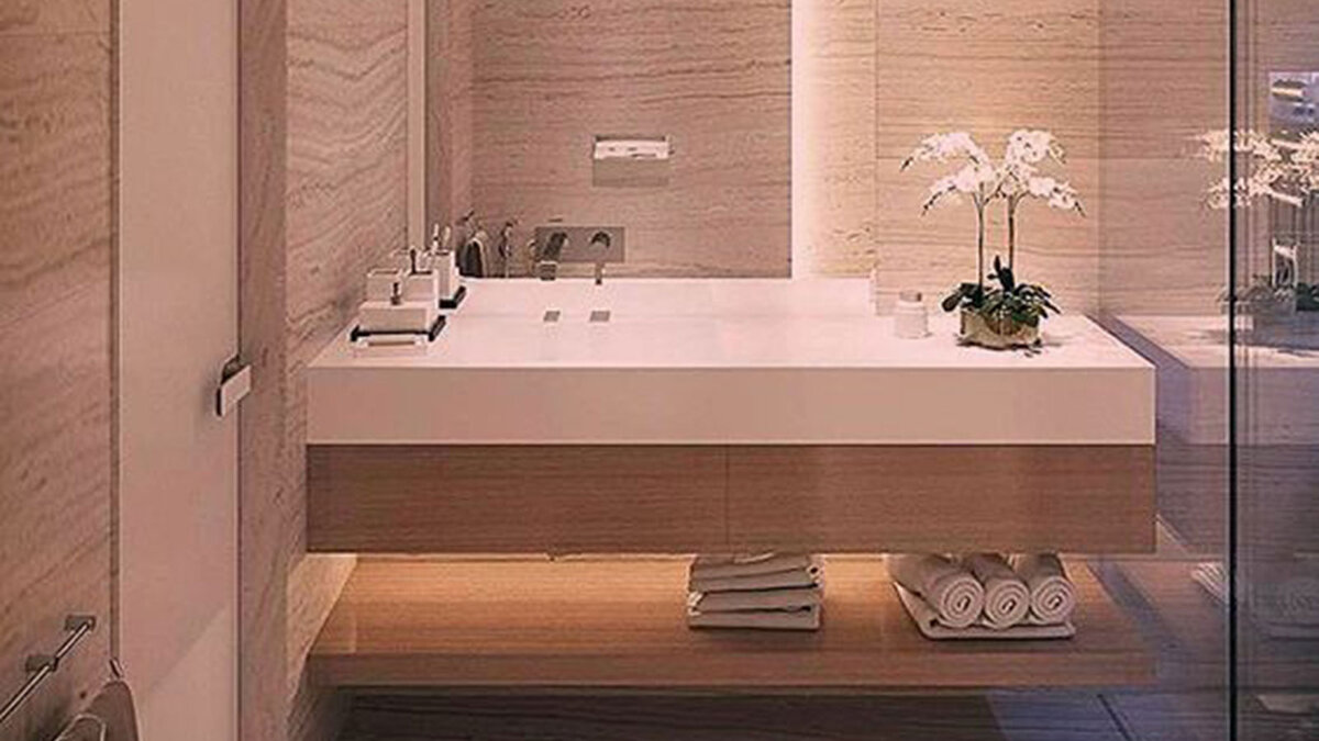 Интерьер маленькой ванной комнаты в стиле минимализм. Открытые полочки с подсветкой под раковиной.