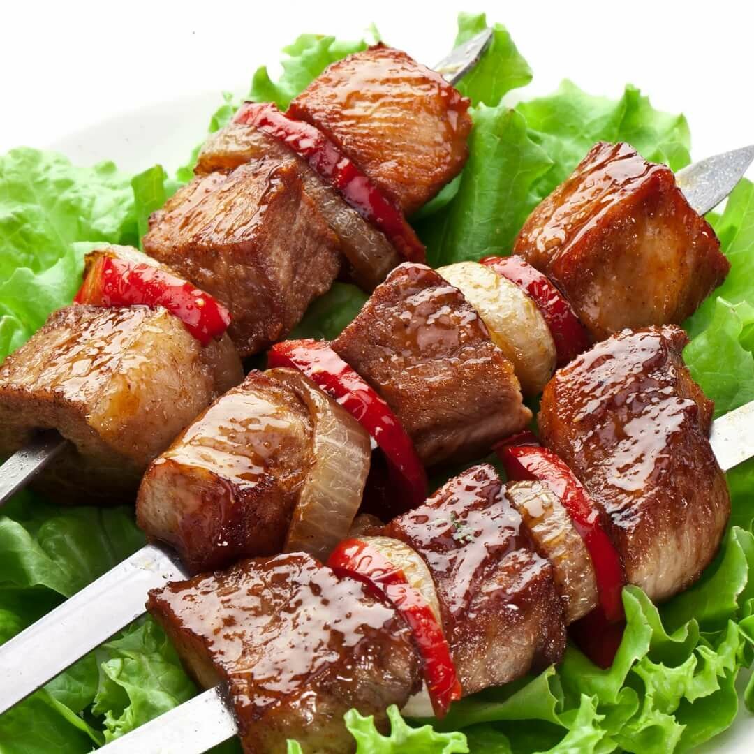 Шашлык обожают дети и взрослые, он вкусен, питателен и его очень здорово готовить (и есть, конечно же) в большой компании друзей. Мы собрали лучшие идеи того, чем можно заменить слегка надоевшее мясо на решетке или шампуре — и предлагаем вам удивить друзей и близких новыми нетривиальными блюдами.