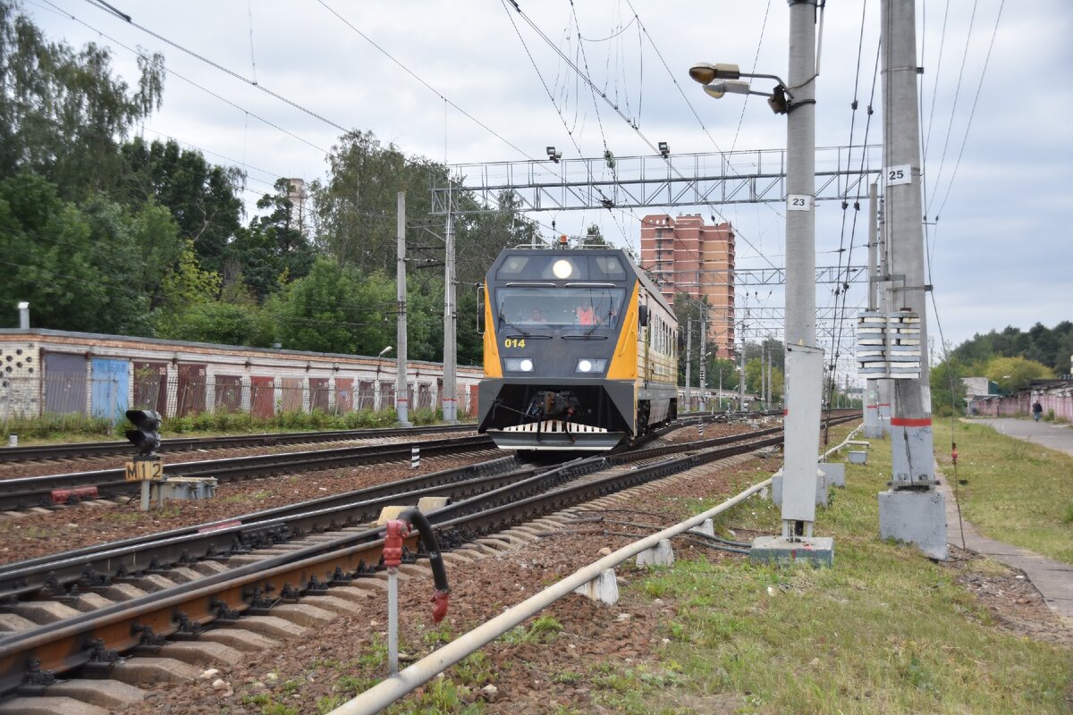 Мотриса пересекает первый путь, по которому поезда идут в сторону Москвы, хотя так тут никто не ездит