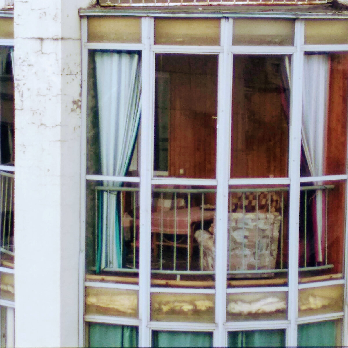 Окна из дома за кинотеатром Аврора. Сентябрь 2019.