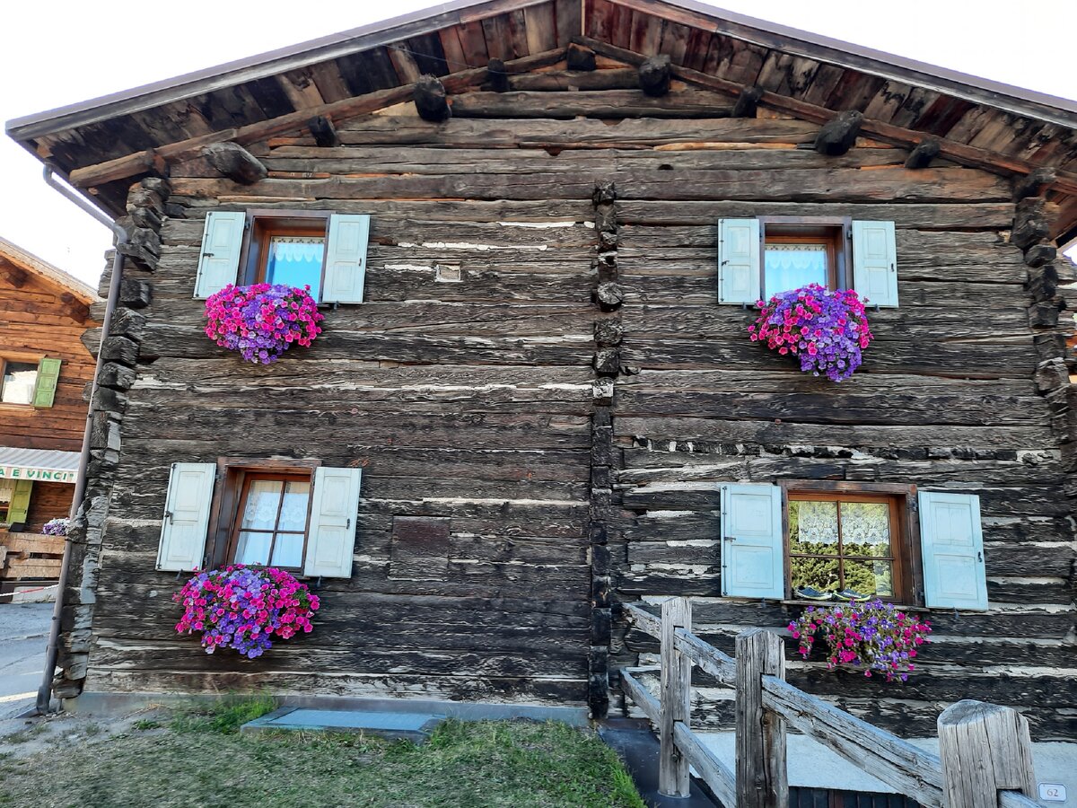 Наряду со старинными домами существуют и современные. В этом доме живут люди. Хотя во многих старинных домах рестораны и магазины..