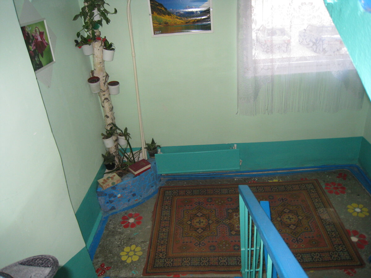 Вот так выглядел подъезд, на всех площадках цветы и картины.