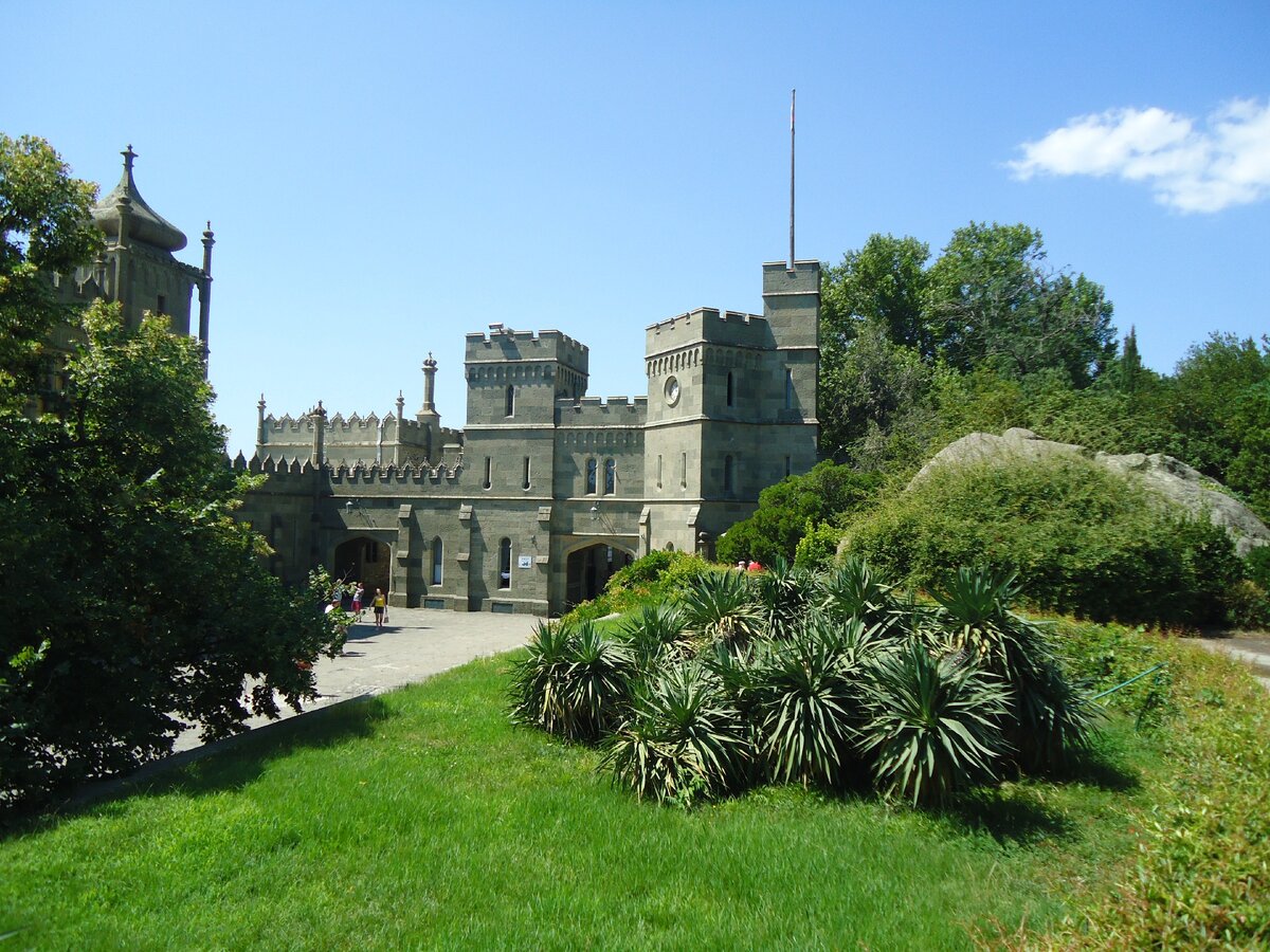 Алупкинский дворец на территории парка. Архитектор Эдуард Блор. Северный фасад в стиле поздней английской готики.