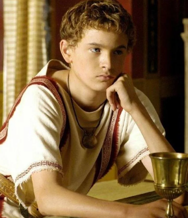 Юный Октавиан в сериале "Рим"