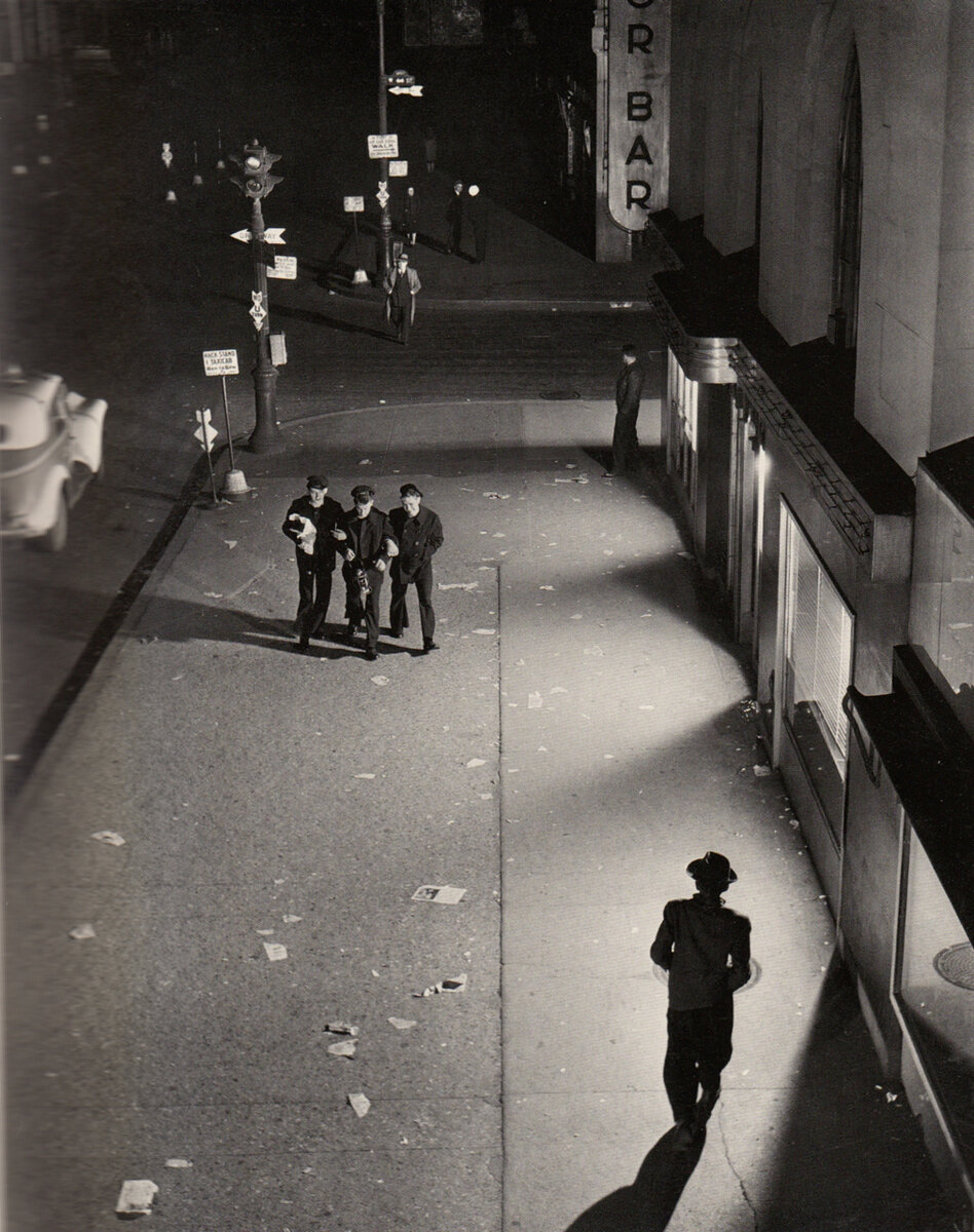 Herbert Gehr, Sailors looking for fan in a curfew-closed Times Square, New York City, 1945 