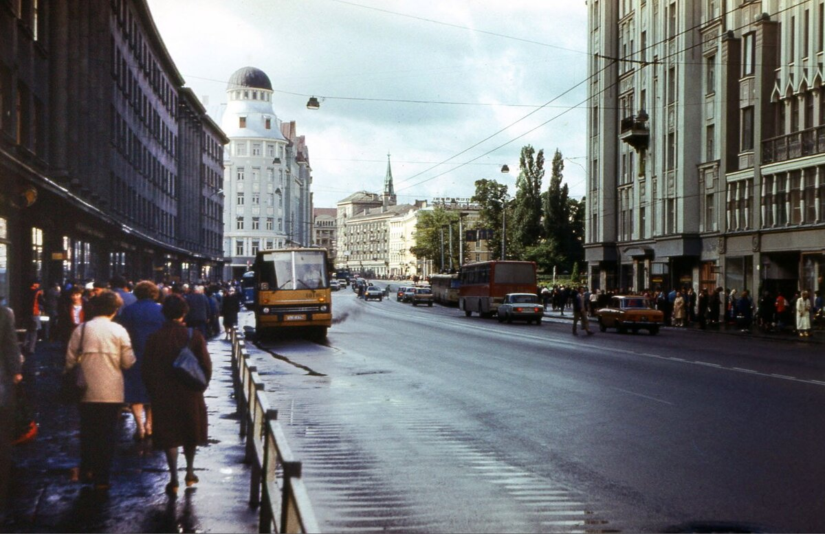 Латвия времен ссср. Советская Рига улица Ленина. Рига улица Ленина 80-е годы. Латвия Рига СССР. Рига в 70-е годы.