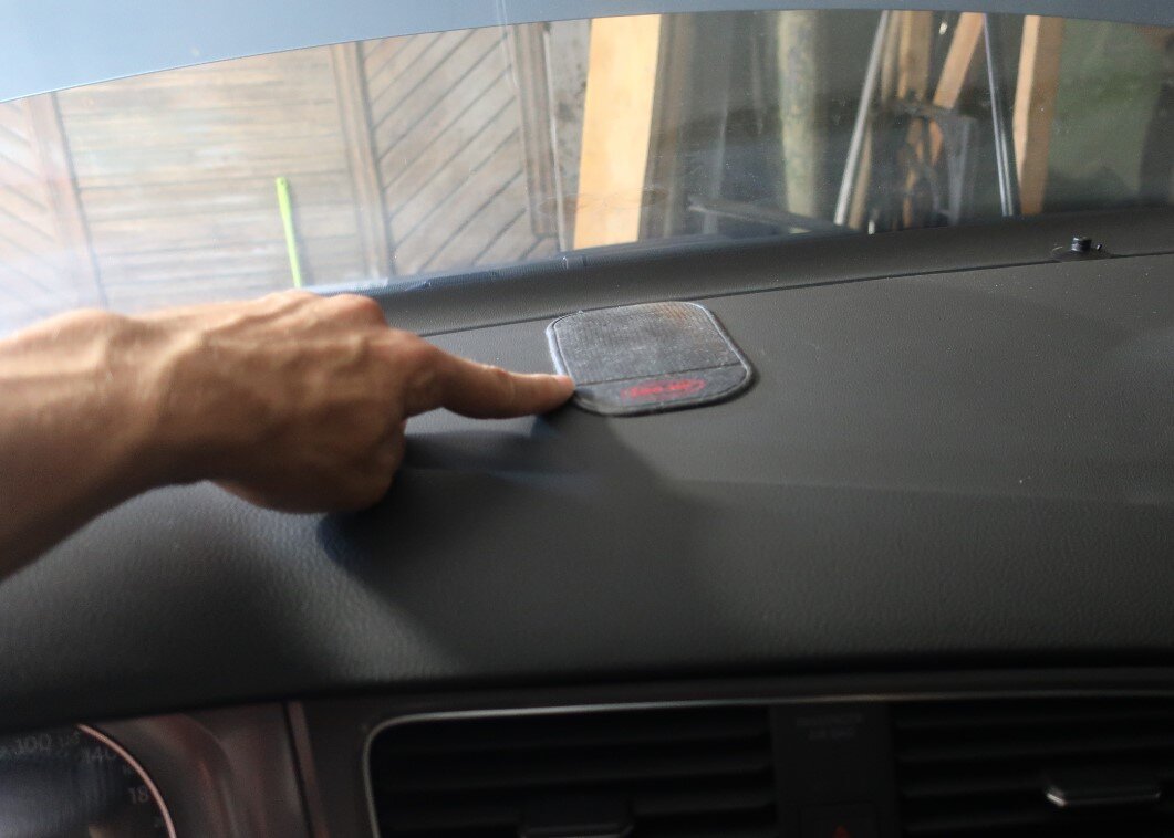 противоскользящий коврик на торпедо